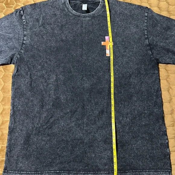 Men’s XL Heathered Black T-Shirt with Colorful Cross Design and Bible verse - Picture 8 of 11